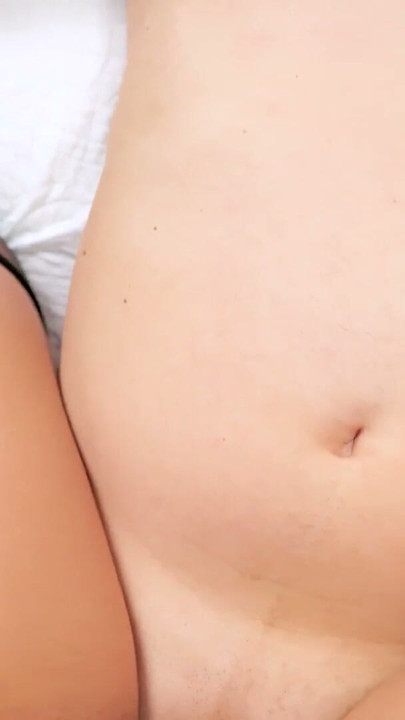 Sexy jovem com bunda explosiva recebe uma boa gozada na barriga | Clipe 1