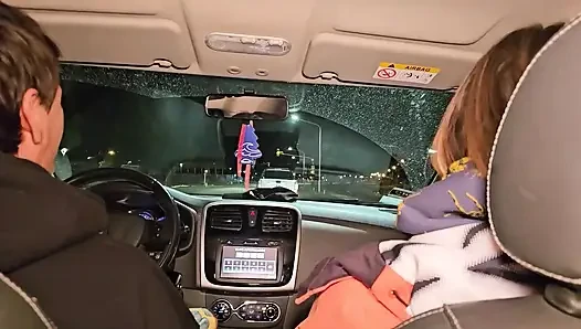 Schmutzige schlampen lutschen schwanz im Uber vor der party! Klopfen, klopfen