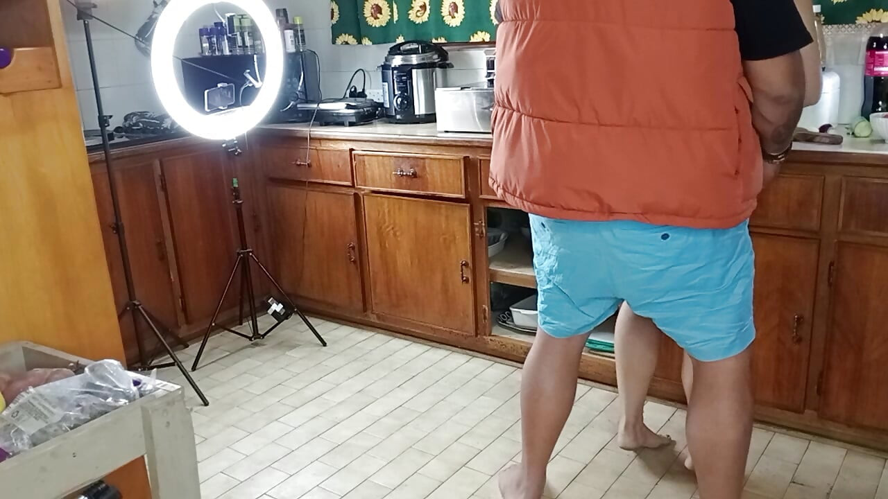 Hun prøvede at lave salat, og så spiste hun noget pik