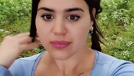 Teşhirci orta yaşlı seksi kadın herkesin içinde çıplaklık yapıyor - yabancıyı büyük göğüslerine dokunmaya davet ediyor