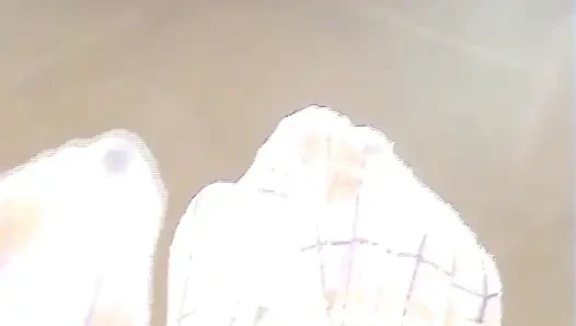 Играю с моими носками на ногах и нейлоновых носках