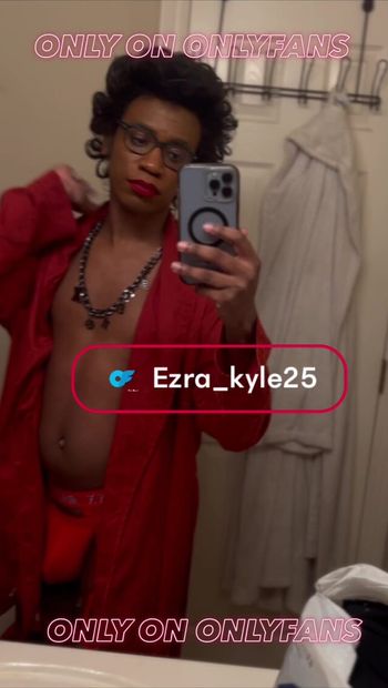 Piękna murzynka Ezra_Kyle25 pokazuje duży piękny tyłek przez seksowną czerwoną bieliznę. Więcej na temat Tylko fanów