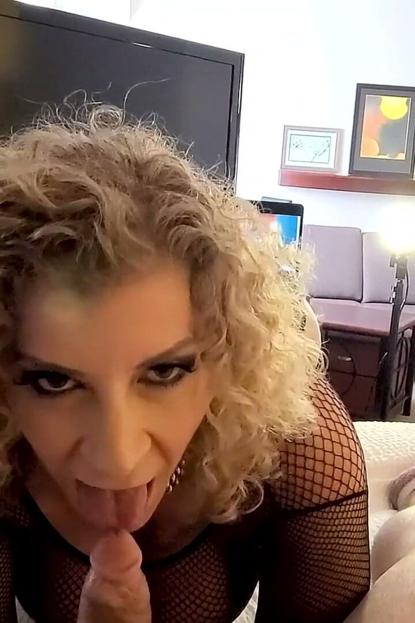 Legendary MILF Sara Jay fucks a lucky fan