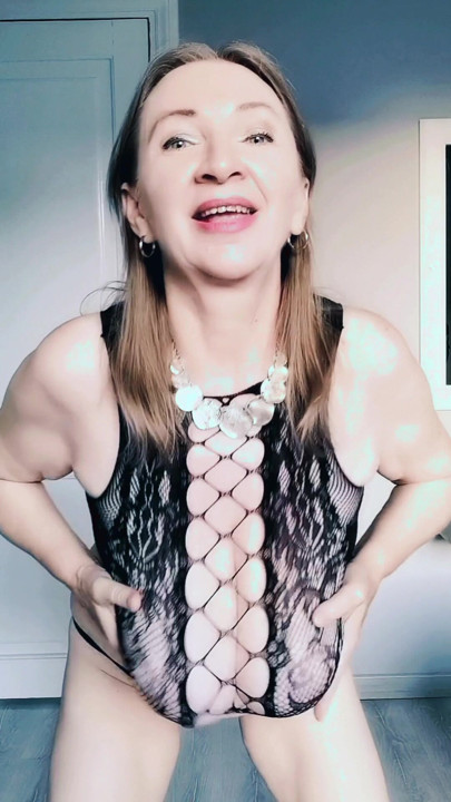 BUNICĂ SEXY ȚÂȚOASĂ