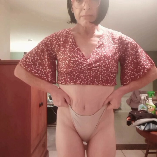 Transexual Lisab. se quita la ropa lentamente.