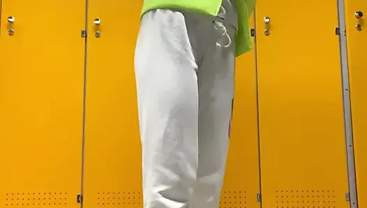 Симпатичная девушка с удивительным телом принимает душ после спортзала