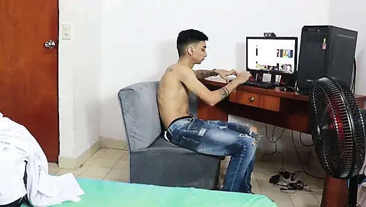 Richtiger Amateursex, mein gutaussehender Stiefbruder geht in sein Zimmer und ich sehe, dass er seinen Penis berührt