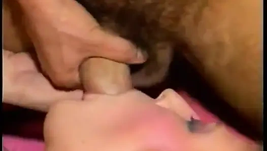 Грудастую брюнетку жарят в два смычка и кончили в рот в винтажном тройничке