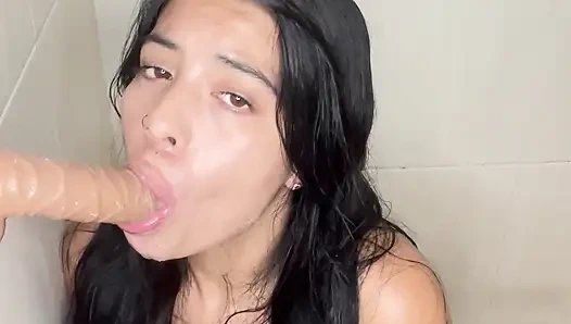 Minyon latin sürtük duşta dildosunu emiyor bölüm 3