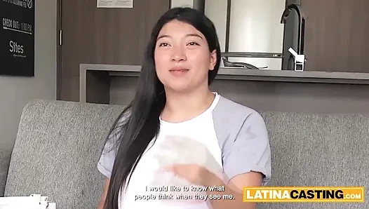 Латину с массивными сиськами трахнул в рот хуище на кастинге в любительском видео