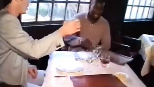 Повара вырезают ее клиенты на кухне.