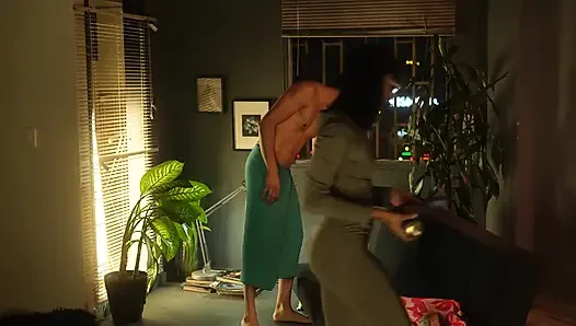 メキシコ人男性はセクシーな理髪師にお金を払って一晩中セックスさせる