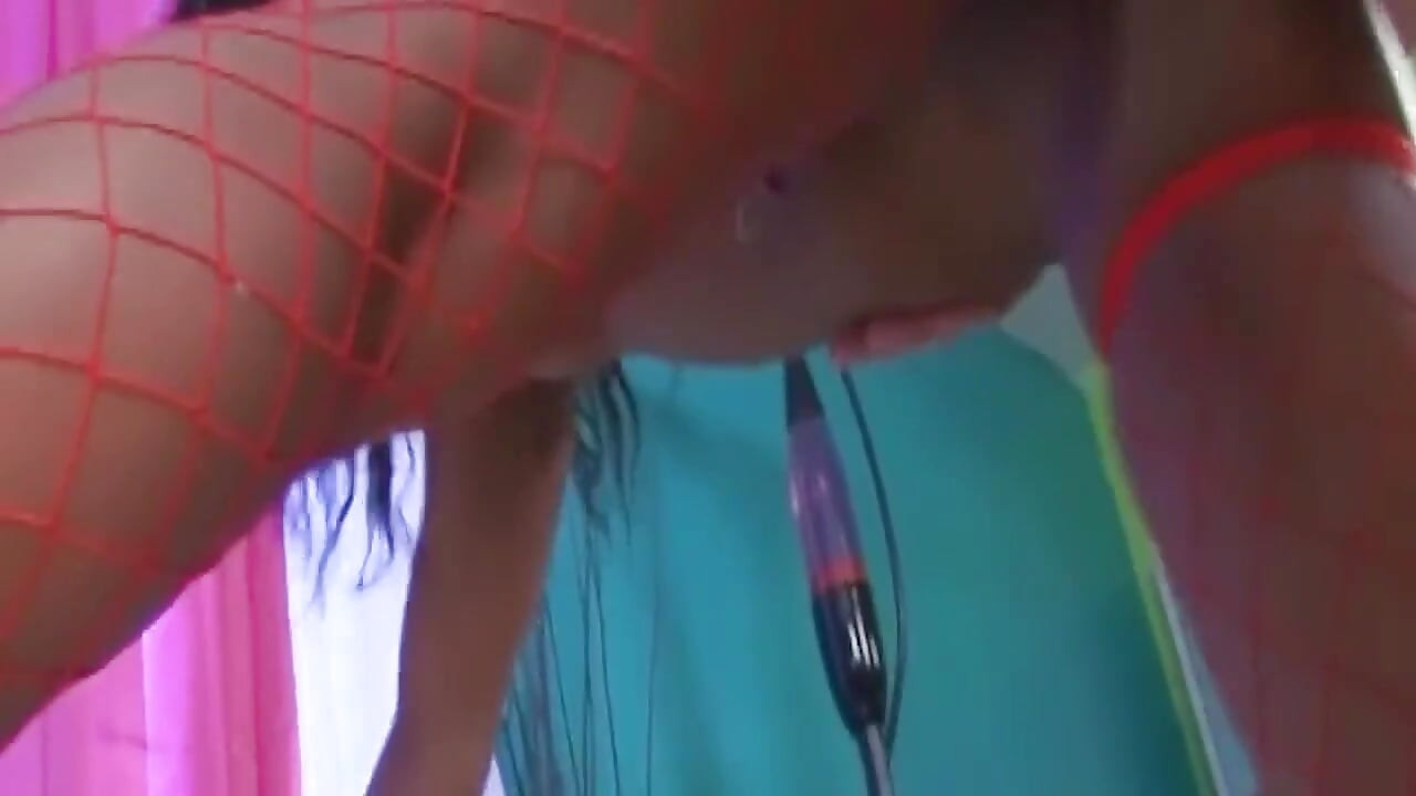 빨간 망사에 기름을 붓는 미시 갈색 머리