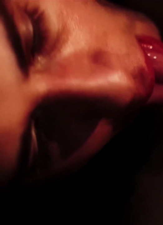 Bella krijgt haar eerste seksuele verkenning en explodeert in een climax