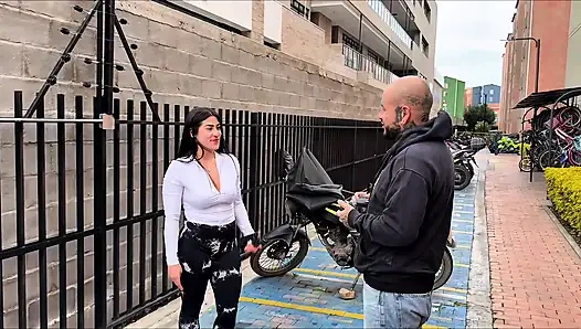 Das Fotoshooting mit meiner Nachbarin gerät außer Kontrolle und ich esse ihre enge Muschi