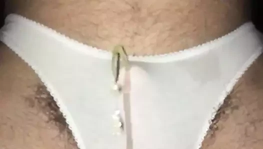 Sadece beyaz pamuklu külotuma işiyorum