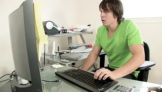 Блондинка трахает ее киску, вылизывает ебарь, прежде чем он трахает ее