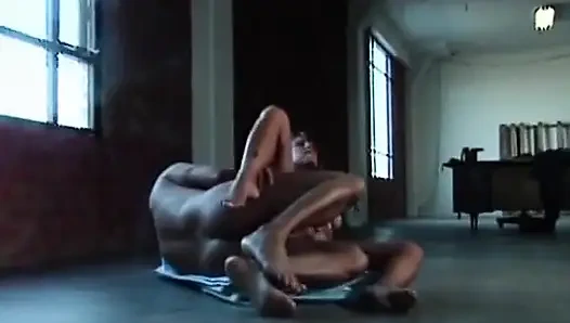 Грудастая милфа-брюнетка наслаждается интенсивной трах-сессией на столе