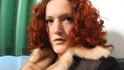 Симпатичная рыжая трахает пальцами ее любовную дырку