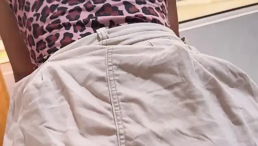 Sie liebt es, mich auf meinen Schwanz zu springen, während alle anderen am Fenster vorbeigehen