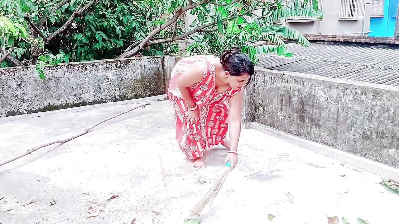 Pati ke bahar jane ke baad Bhabhi ne naya brah lene ke bahane ghar me bula kar kiya sex