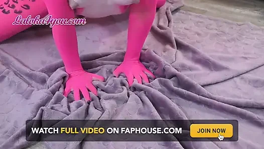 Gadis dengan bodypainting mengisap kontol dan bercinta dengan sensual - mani muncrat