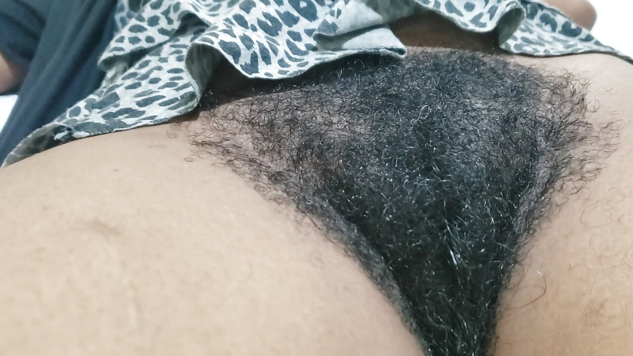 Wanita cantik dewasa dengan memek berbulu dan kepercayaan diri yang seksi