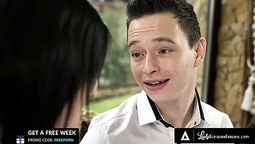 Похотливые бабушки - разведенная мачеха целует и трахает возбужденного пасынка