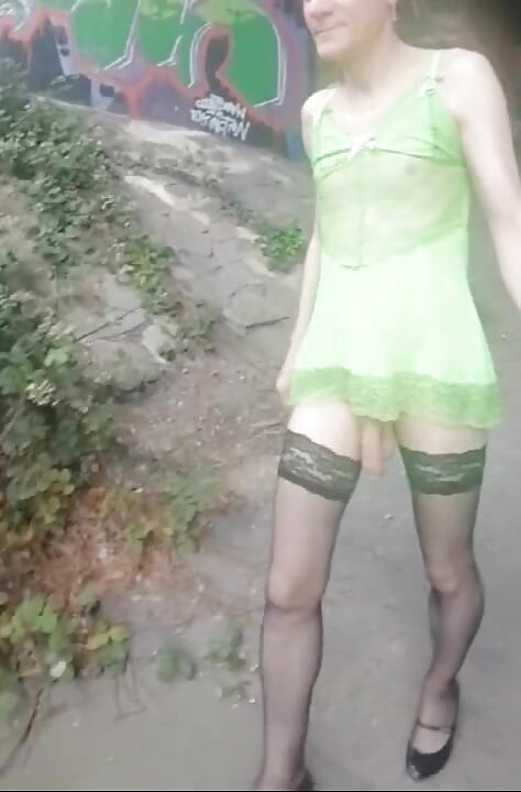 야외에서 스트립과 사정을 하는 섹시한 Bella