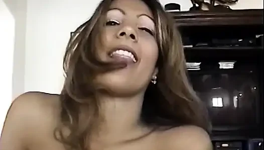 Tante seksi rambut cokelat yang menggoda lagi asik kencing sama cewek hot rambut pirang