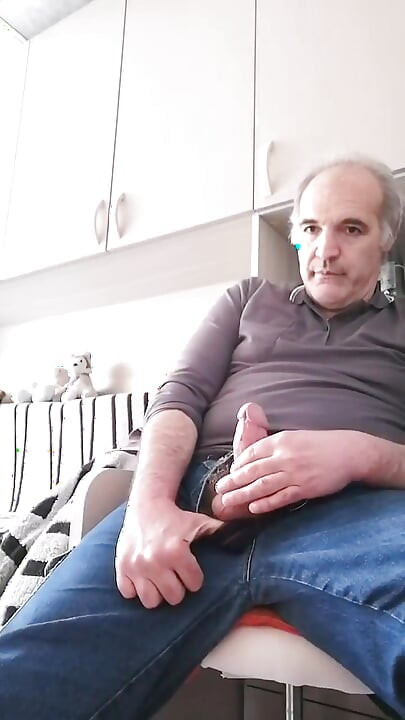 Мой твёрдый, набухший член хочет дрочить прямо сейчас!