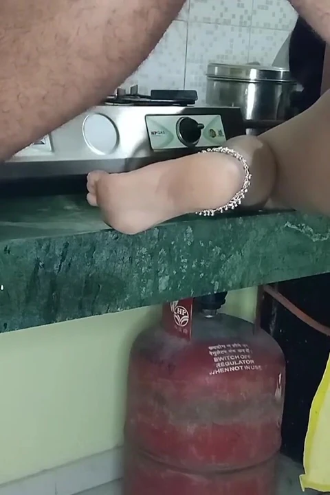 黄色睡衣看起来很好看你