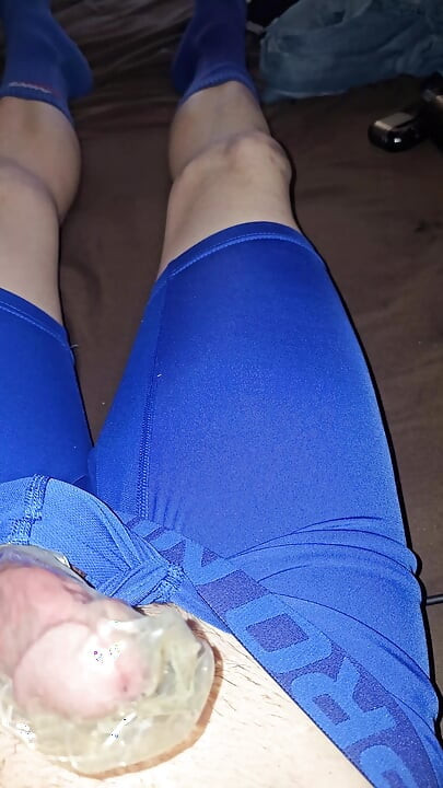 ฉันเย็ดและน้ําแตกในถุงยางขณะที่ฉันใส่กางเกงในผ้าสแปนเด็กซ์ Blue Nike pro