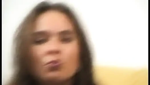 Brunette seksi dengan payudara kecil suka menari