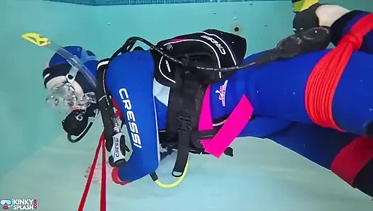 Unterwasser-bondage beim tauchen gefesselt, eng gefesselt und durch wasser gezogen