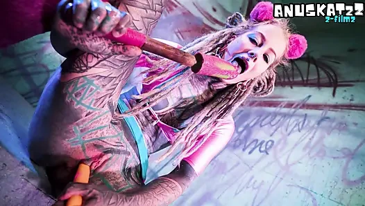 Tam kollu dövmeli koyu gotik hatun dp'nin götünü ve amını tek başına - terli oyuncak sikişiyor ve götten ağza