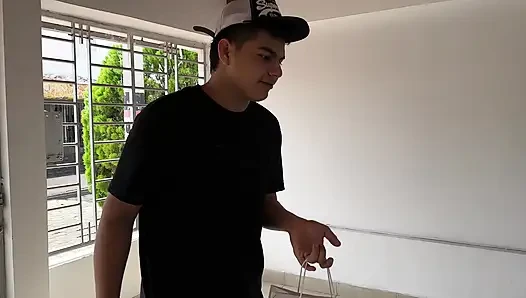 Saya tidak bisa menahan diri untuk melihat saudara tiri saya dengan pakaian dalam yang akan saya berikan kepada pacar saya, jadi saya akhirnya memberinya hubungan seks yang keras.