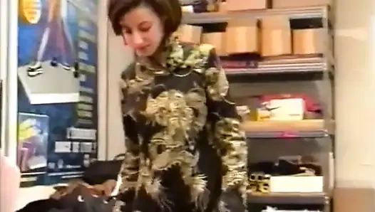 Caroline, wunderschöne kleine nymphomanin, dezent und sehr aufgeregt.