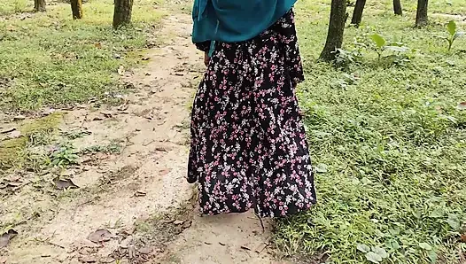 Outdoor sex. While walking in the jungle, he took an Indian Bengali beautiful girl home and fucked her hard. Video Part-01