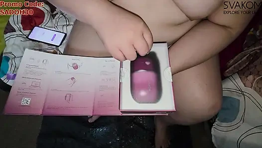 Aku lagi asik nyepong dan jilat memekku pakai "klitty" oleh svakom