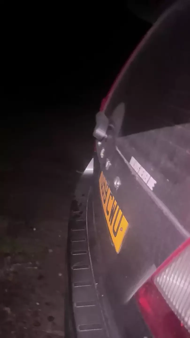 車の外で裸でけいれんしているのを捕まえた