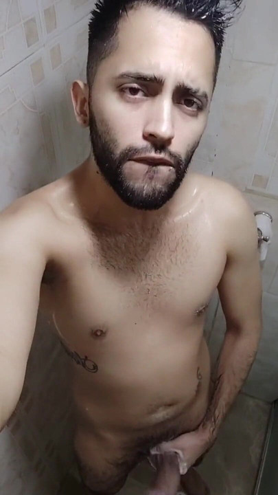 湿透的肥皂在淋浴时口头撸管