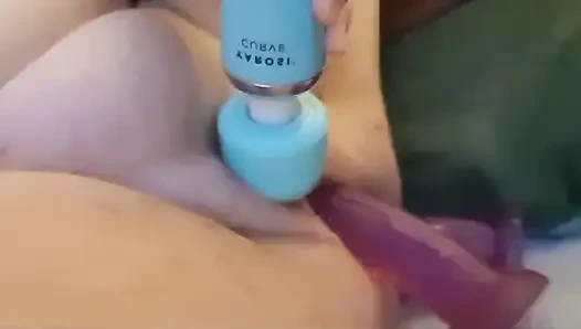 Bambi götüyle oynuyor