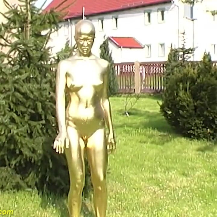 Real flexible contortionist gets golden painted