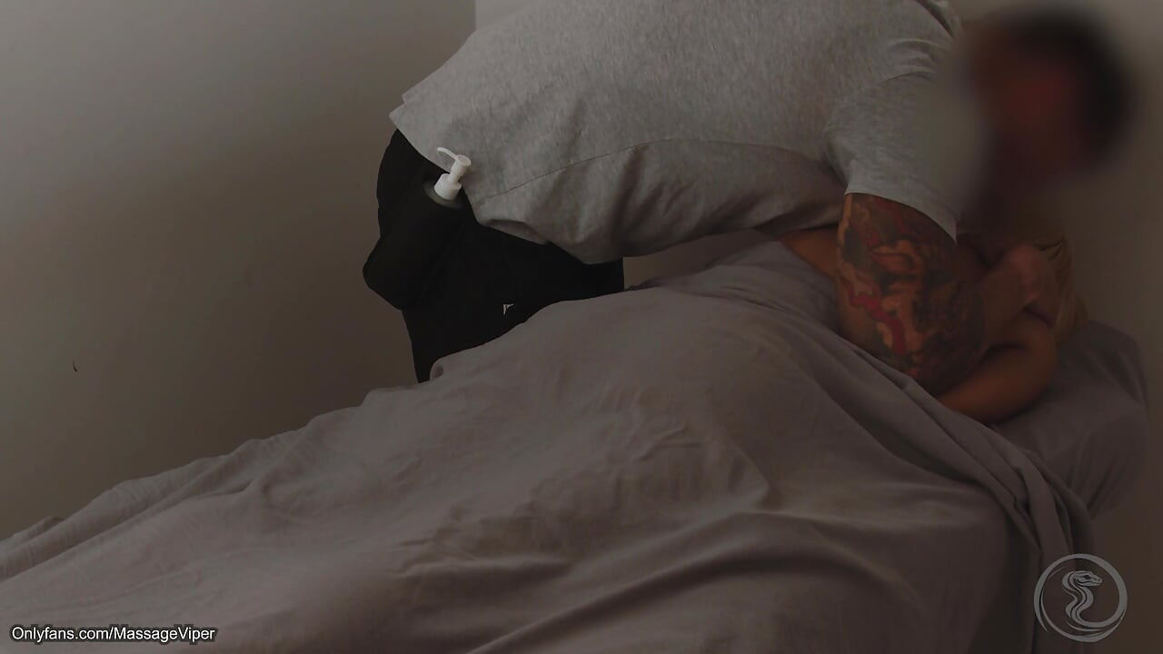 Dona de casa loira com tesão recebe uma massagem real
