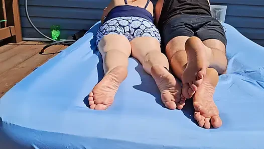 Rahatlatıcı ve dışarıda bacaklarımızı ve ayak tabanlarımızı gösteriyor