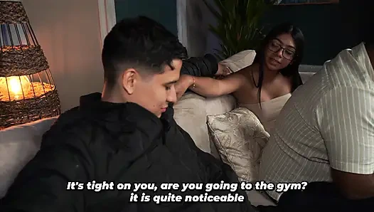 Brünette stiefschwester liebt den schwanz ihres muskulösen stiefbruers, also weiß sie, wie man ihn hart macht