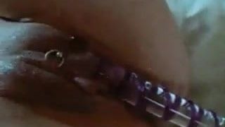 Buceta com piercing e vibrador transparente