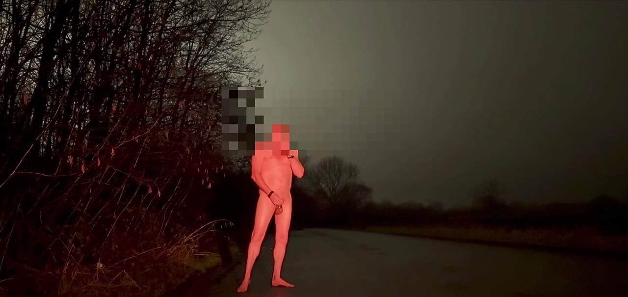 Yolda çıplak ve yalınayak riskli mastürbasyon