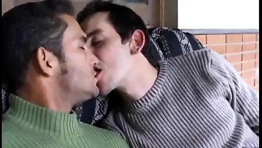 Biseksüel ikili veranda kanepesinde kızıl saçlıyı paylaşıyor